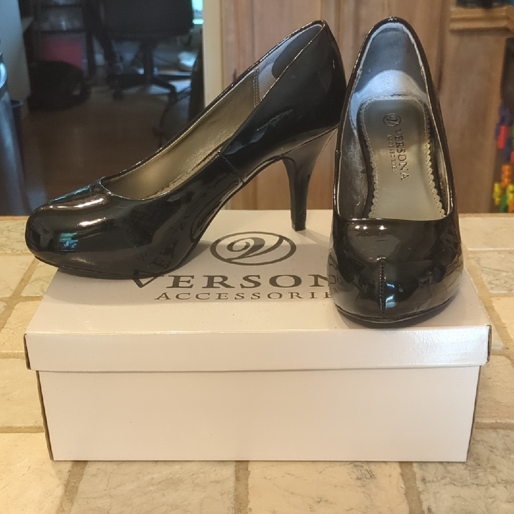 Versona Shiny Black Pumps